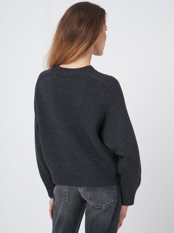 Pull en laine m&eacute;rinos &agrave; col rond avec d&eacute;tail bouton image number 5