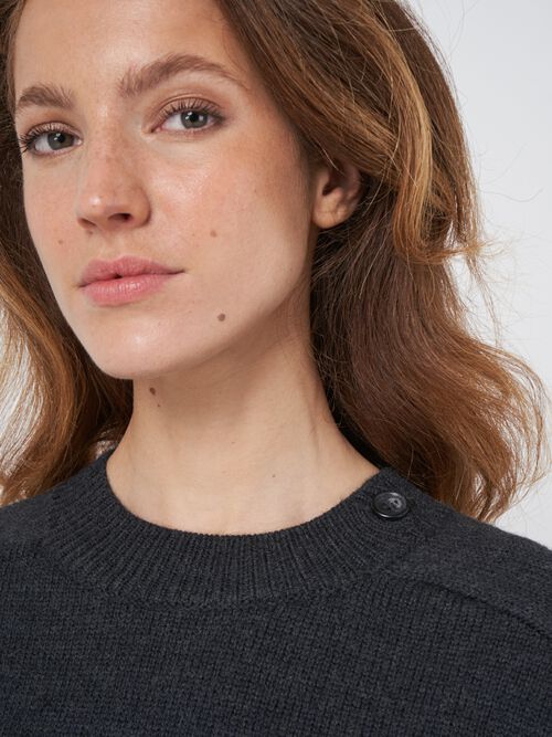 Rundhalspullover mit Knopfdetail aus Merinowolle