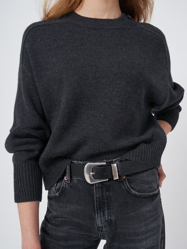 Pull en laine m&eacute;rinos &agrave; col rond avec d&eacute;tail bouton image number 2