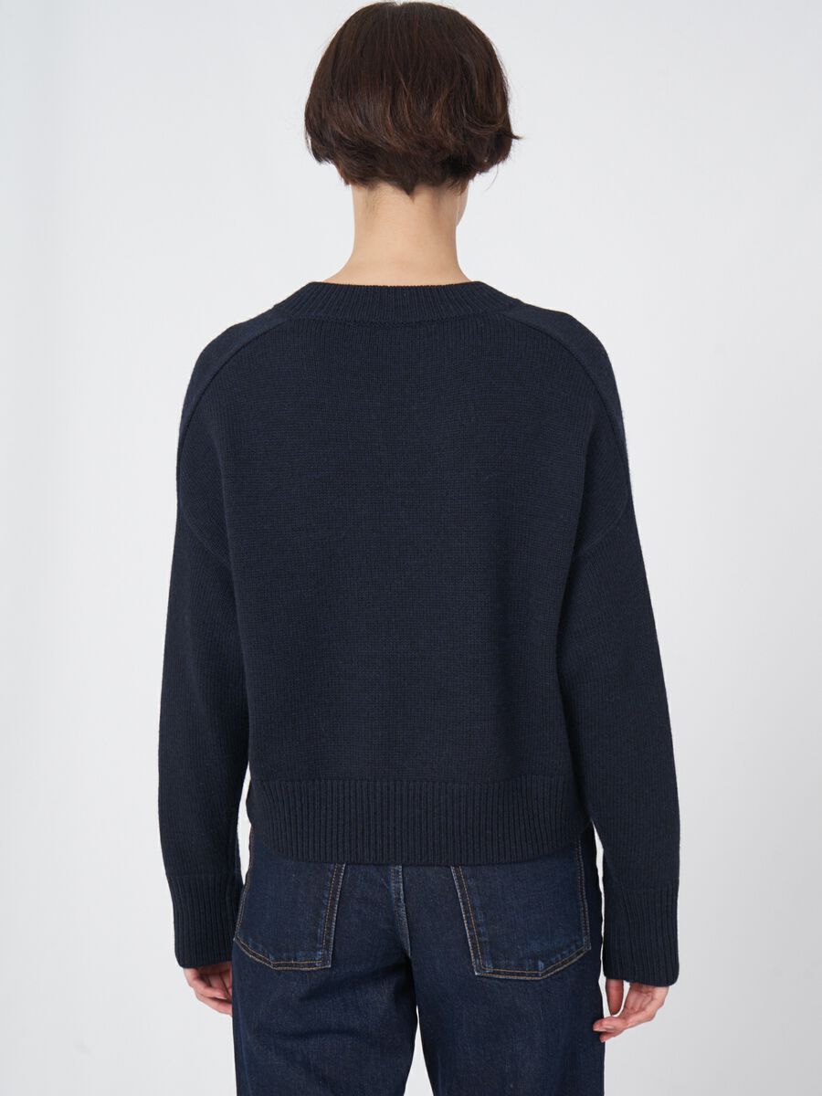 Rundhalspullover mit Knopfdetail aus Merinowolle image number 4