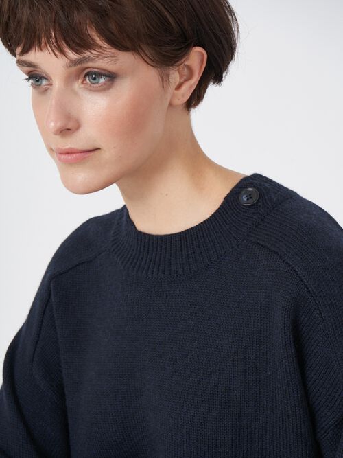 Rundhalspullover mit Knopfdetail aus Merinowolle