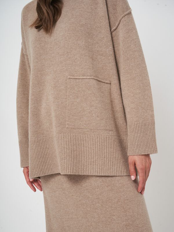 Zachte lamswollen sweater met relaxte pasvorm image number 2