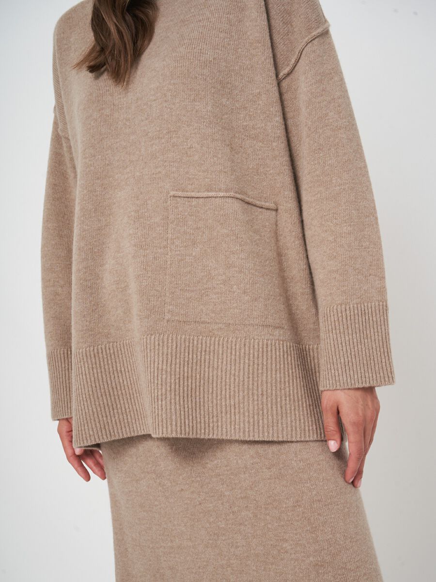 Oversized lambswool sweater with front pocket image number 2