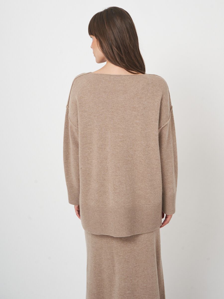 Oversized lambswool sweater with front pocket image number 3