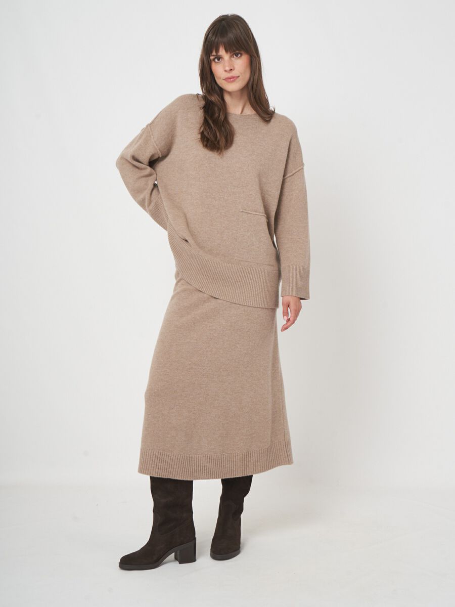 Oversized lambswool sweater with front pocket image number 4