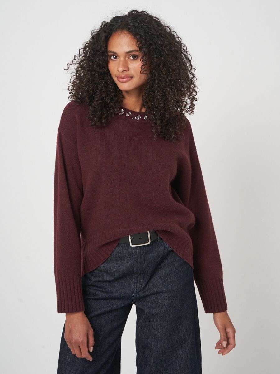 Weiter Pullover mit Strass am Ausschnitt image number 1