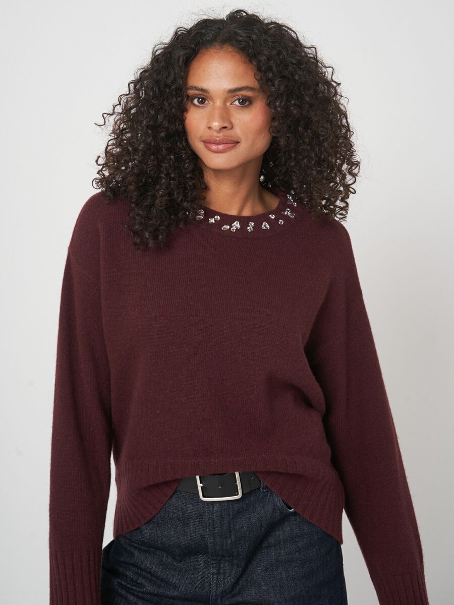 Weiter Pullover mit Strass am Ausschnitt image number 2