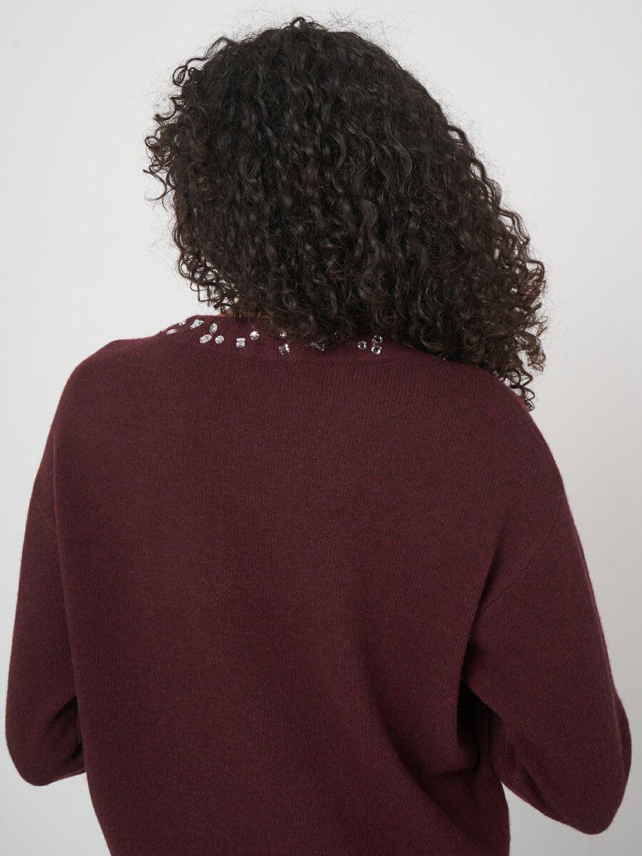 Weiter Pullover mit Strass am Ausschnitt image number 4