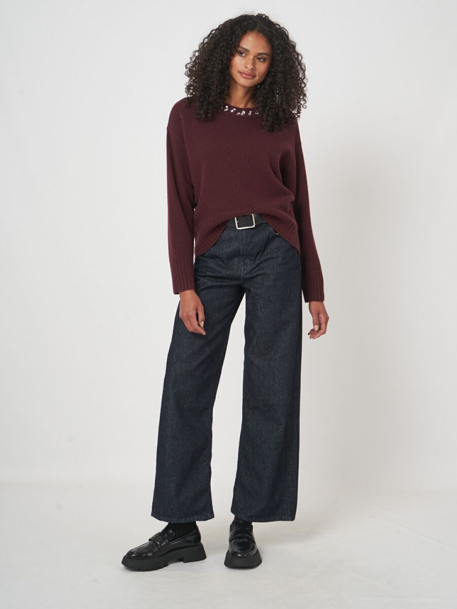 Weiter Pullover mit Strass am Ausschnitt image number 5