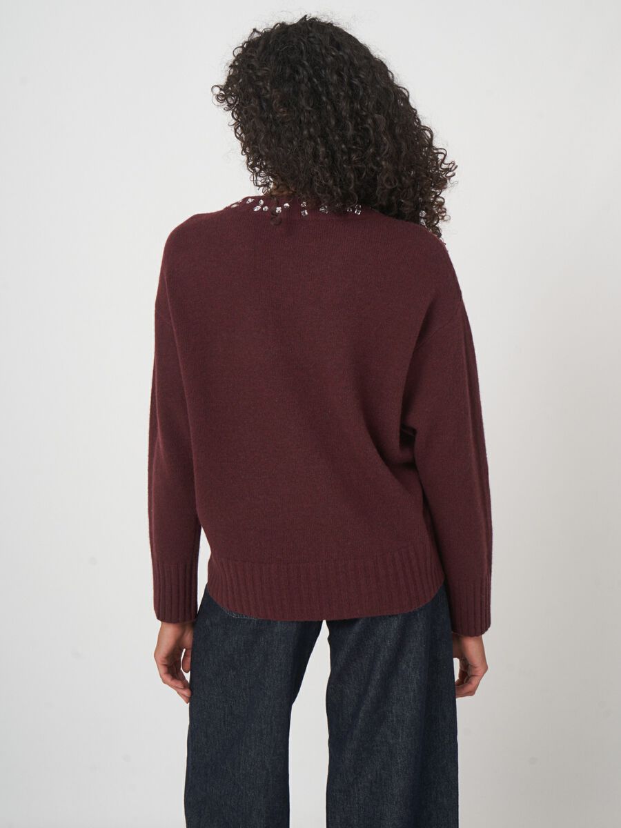 Weiter Pullover mit Strass am Ausschnitt image number 6