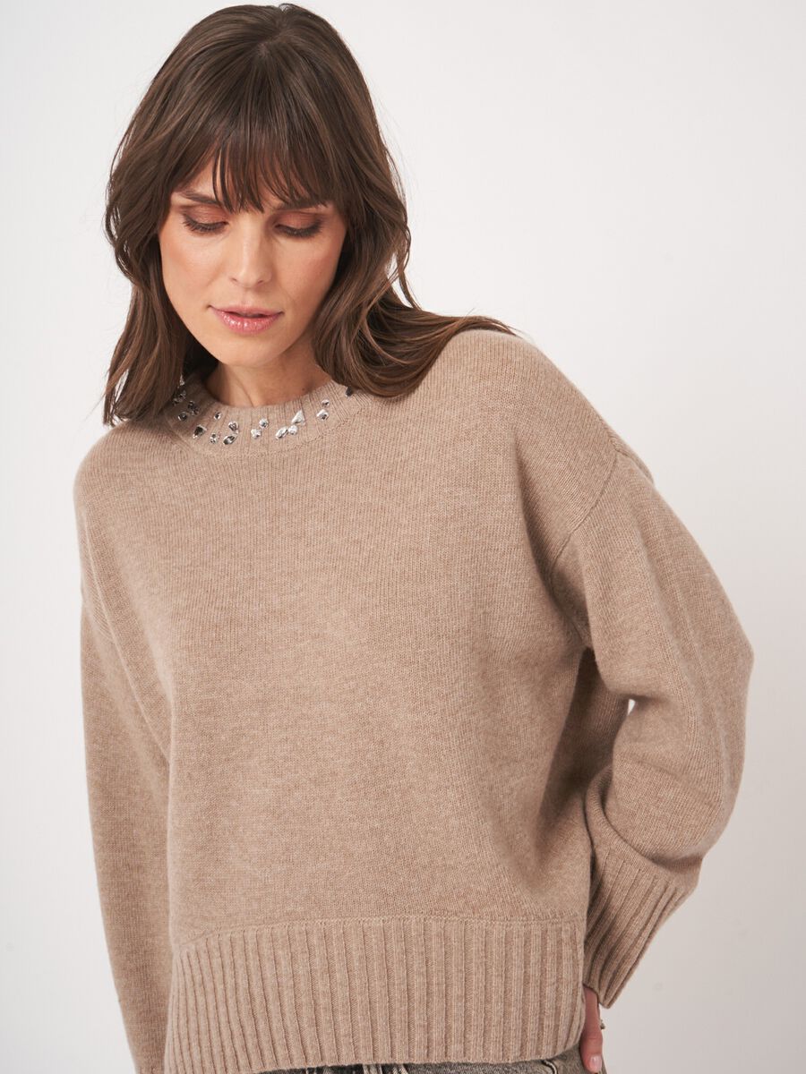 Weiter Pullover mit Strass am Ausschnitt image number 2