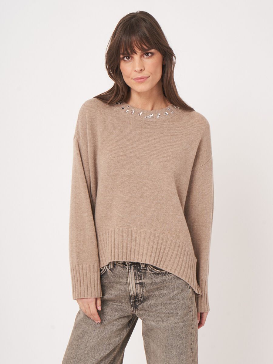 Weiter Pullover mit Strass am Ausschnitt image number 3
