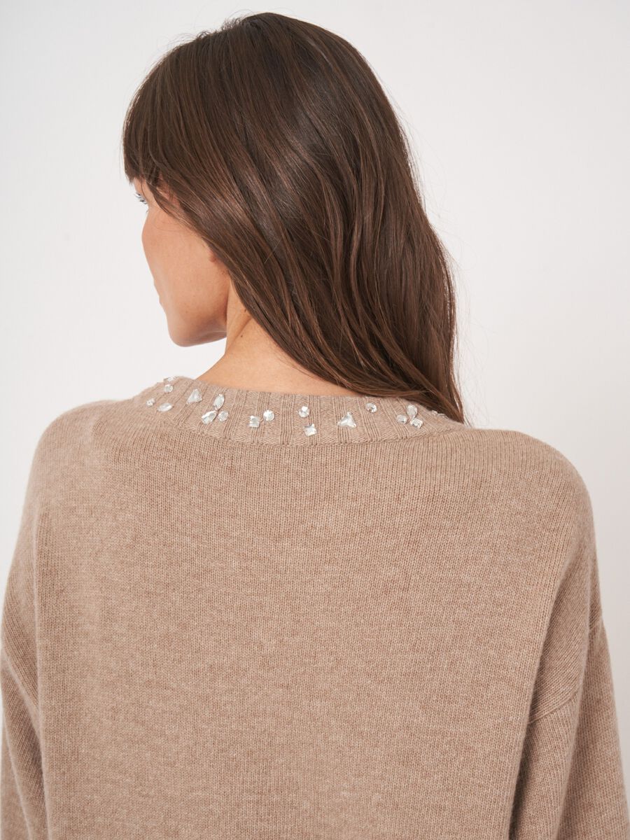 Weiter Pullover mit Strass am Ausschnitt image number 5