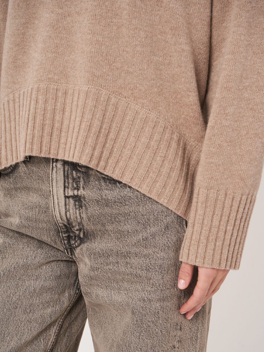 Weiter Pullover mit Strass am Ausschnitt image number 6