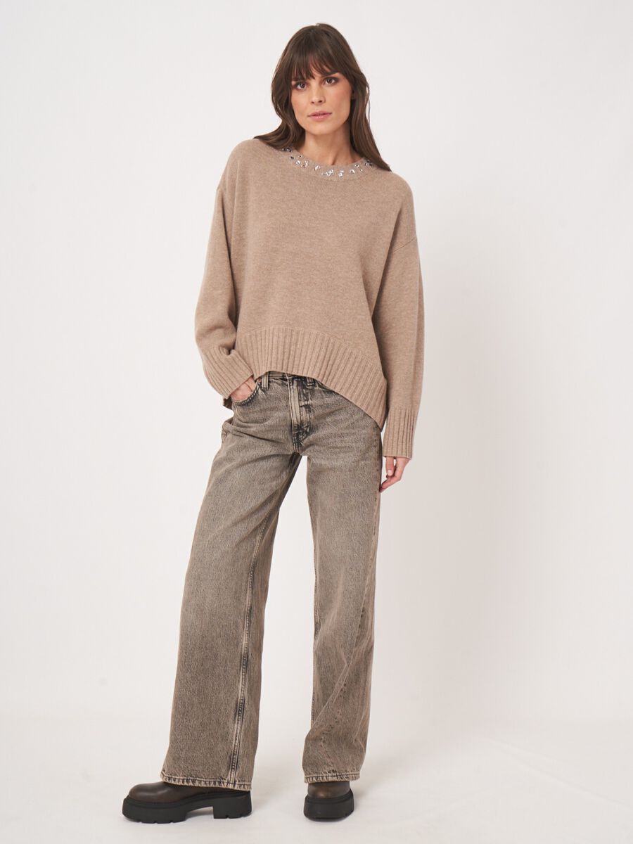 Weiter Pullover mit Strass am Ausschnitt image number 7