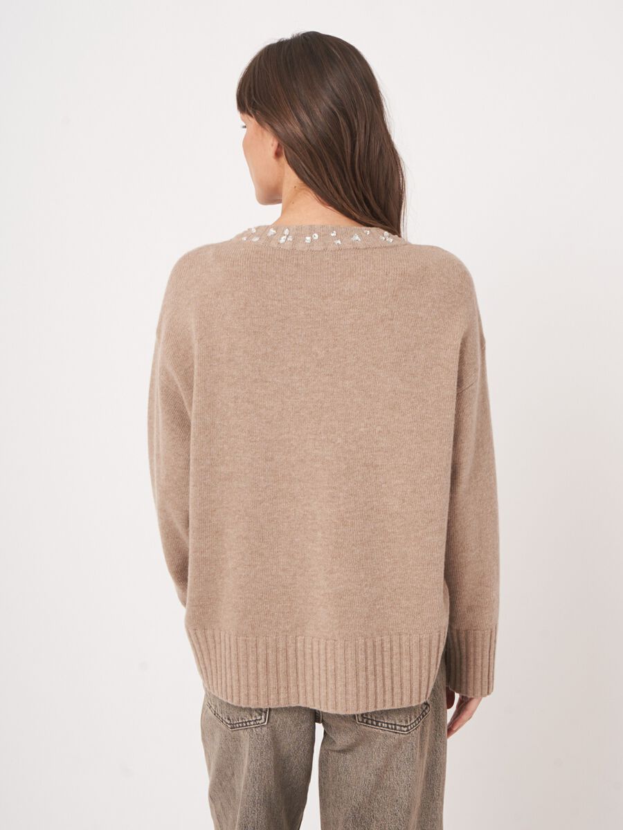 Weiter Pullover mit Strass am Ausschnitt image number 8