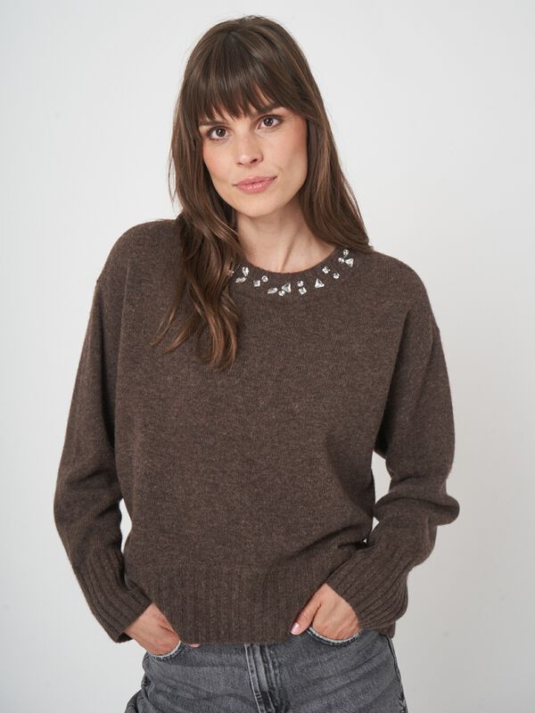 Luxe trui met wijde pasvorm en fonkelende halslijn image number 1