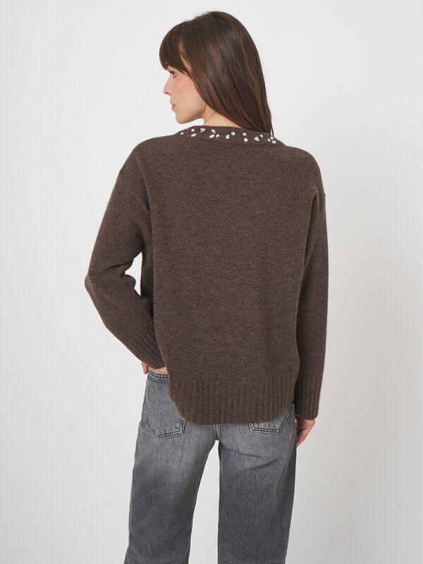 Luxe trui met wijde pasvorm en fonkelende halslijn image number 5