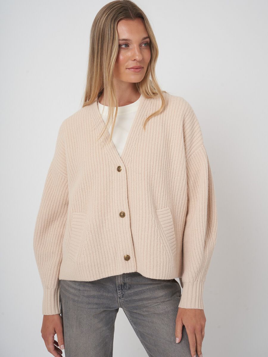 Oversized Strickjacke mit V-Ausschnitt und Taschen image number 0