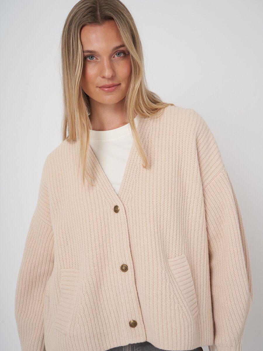 Wide fit cardigan with functional pockets image number 3