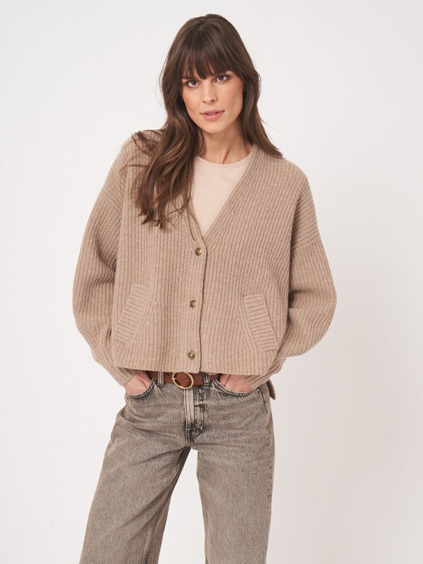 Oversized Strickjacke mit V-Ausschnitt und Taschen image number 1