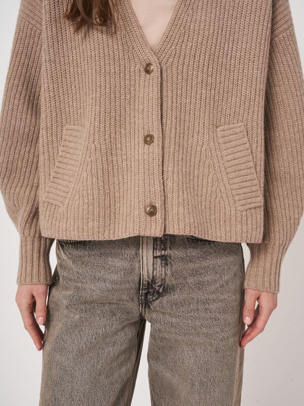 Oversized Strickjacke mit V-Ausschnitt und Taschen image number 2