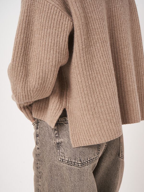 Oversized Strickjacke mit V-Ausschnitt und Taschen image number 3