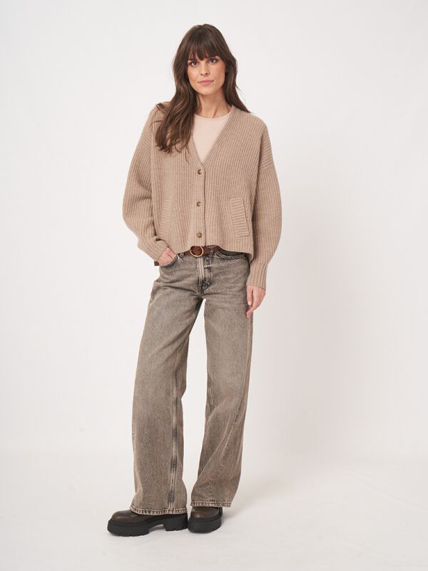 Oversized Strickjacke mit V-Ausschnitt und Taschen image number 4