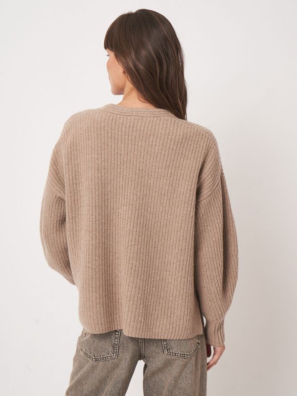 Oversized Strickjacke mit V-Ausschnitt und Taschen image number 5