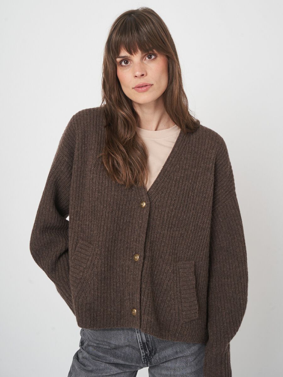 Oversized Strickjacke mit V-Ausschnitt und Taschen image number 0