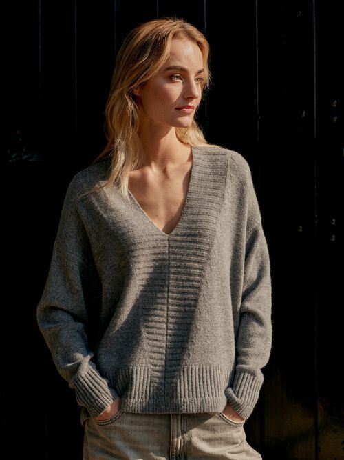 Lamswollen v-hals trui - repeat cashmere essentials