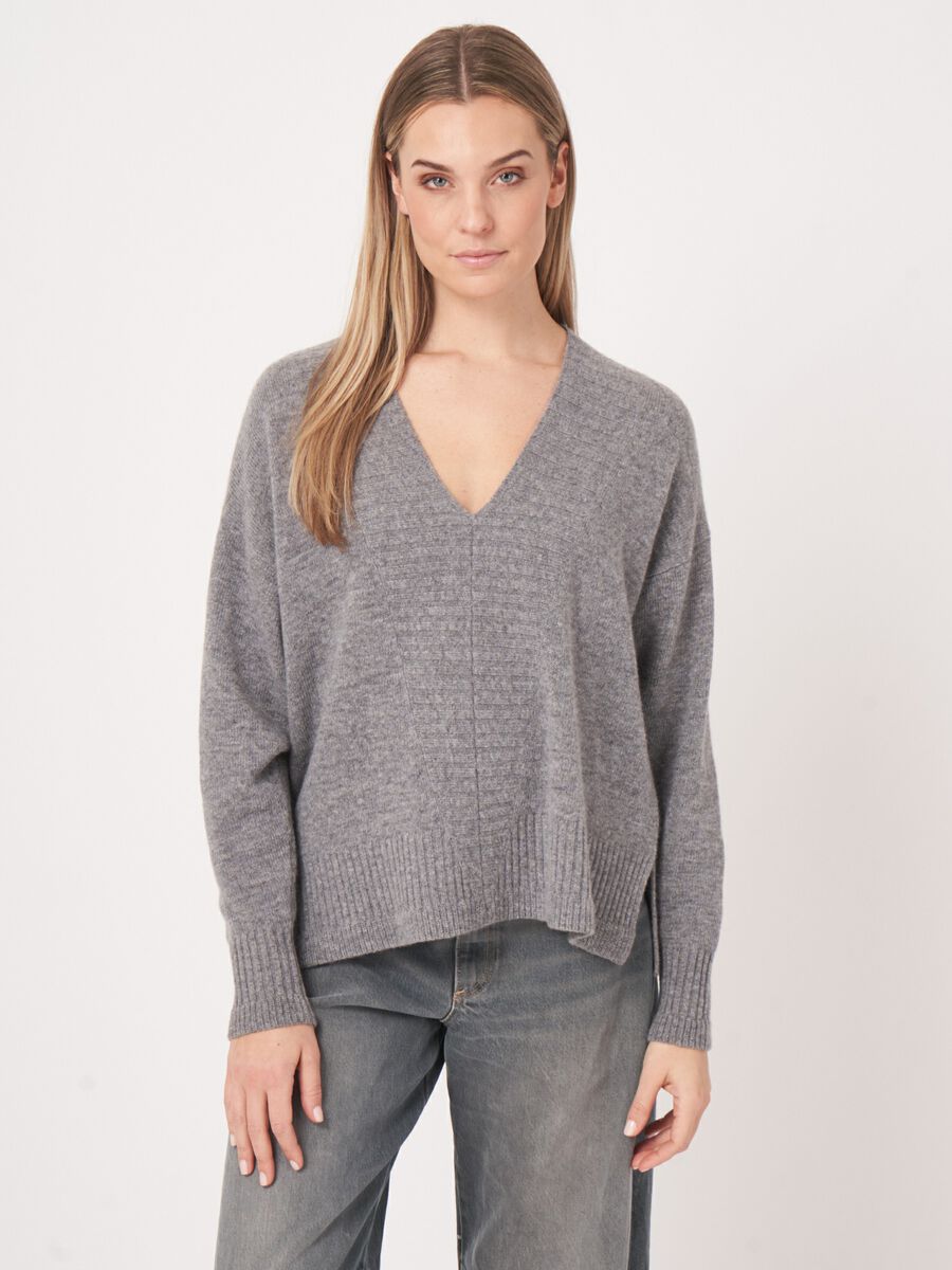 Lamswollen v-hals trui - repeat cashmere essentials image number 2