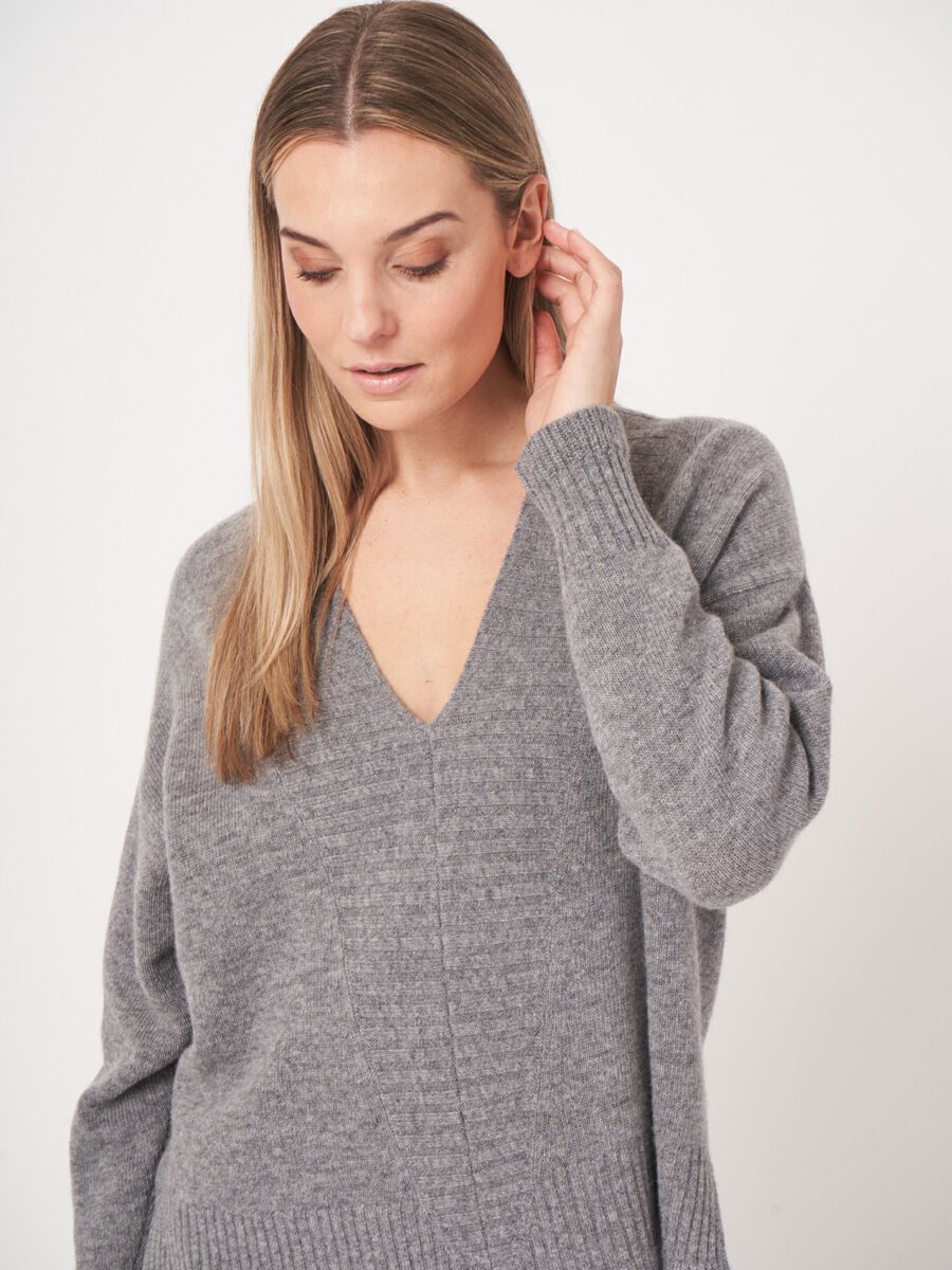 Lamswollen v-hals trui - repeat cashmere essentials image number 3