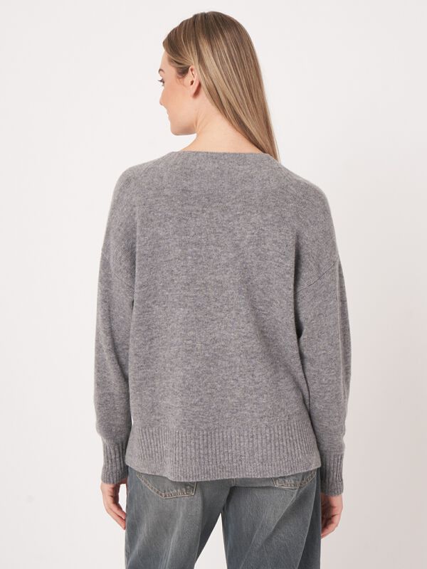 Lamswollen v-hals trui - repeat cashmere essentials image number 6
