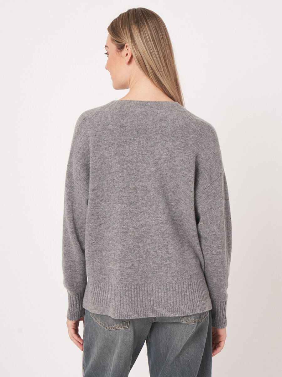 Lamswollen v-hals trui - repeat cashmere essentials image number 6