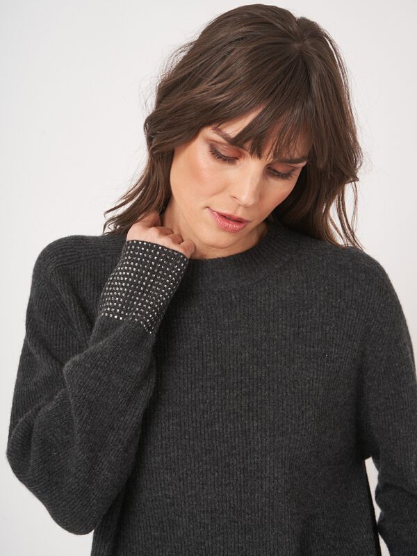 Lamswollen trui met strass manchetten image number 4