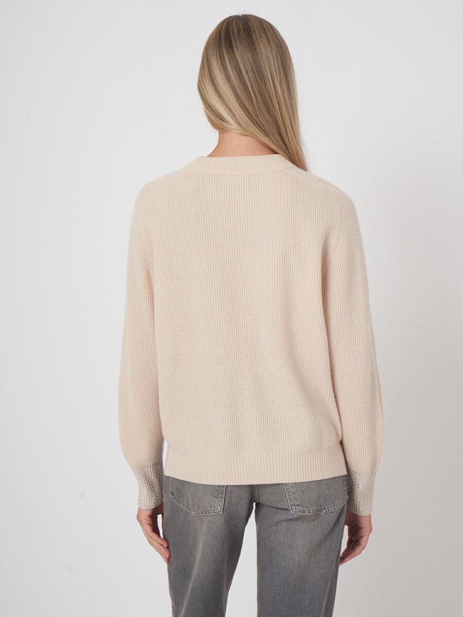 Lamswollen trui met strass manchetten image number 5