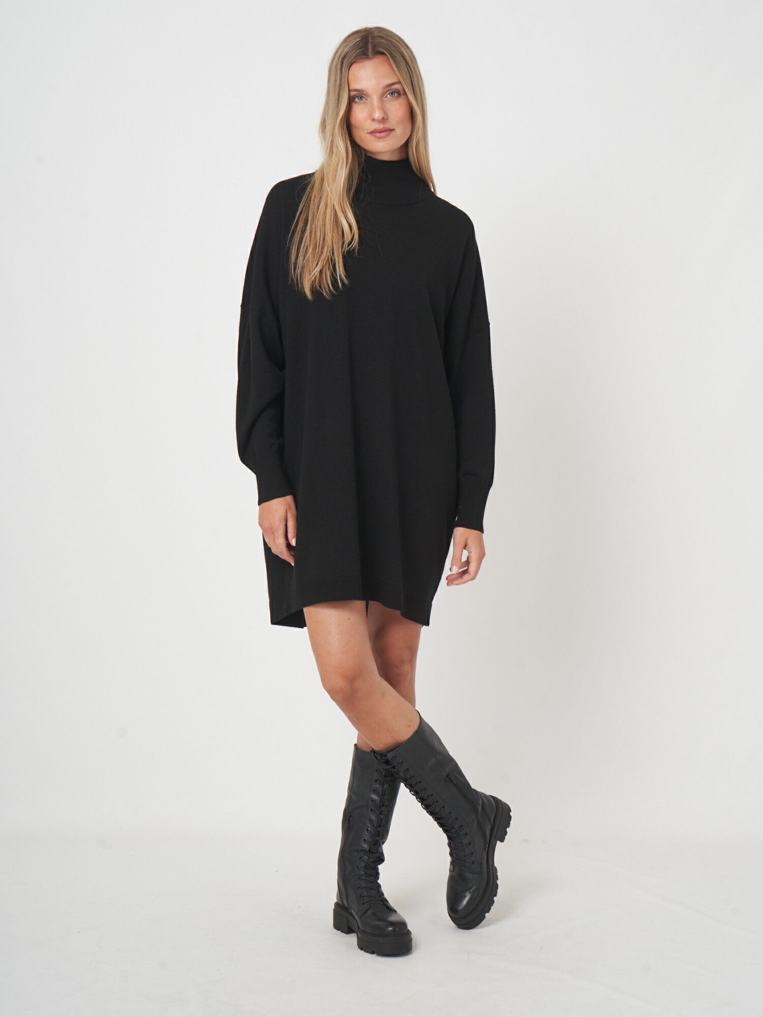 Fijngebreide merinowollen jurk met col en lange pasvorm afbeelding