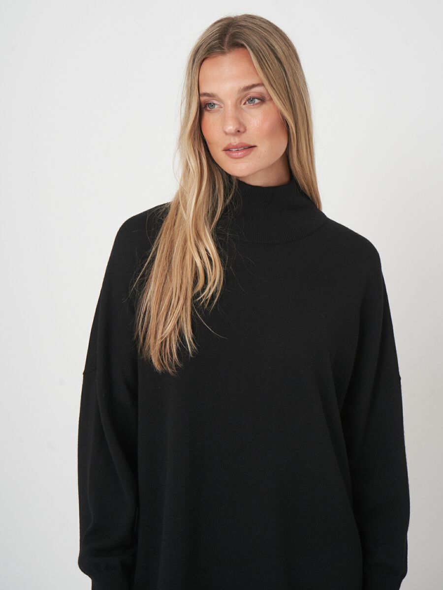 Fijngebreide merinowollen jurk met col en lange pasvorm image number 4