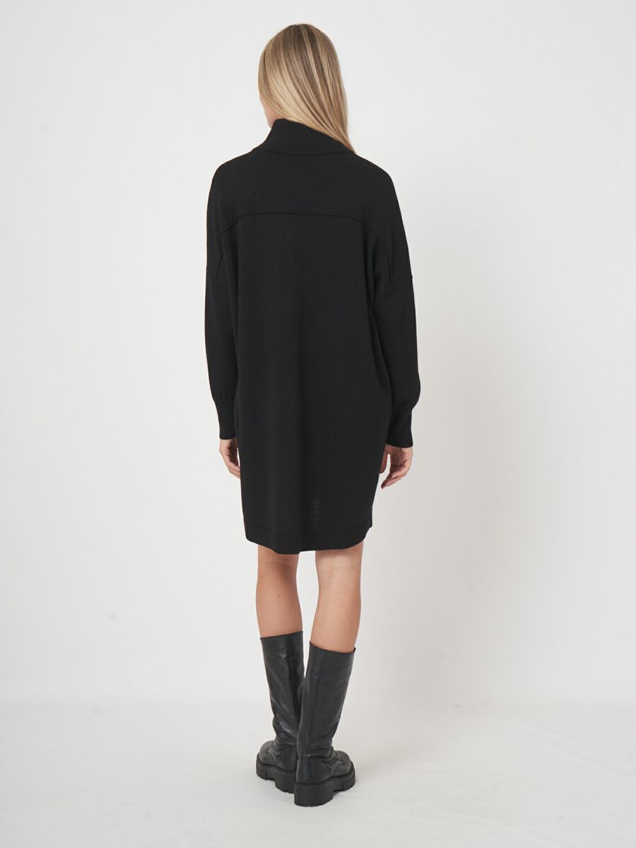 Fijngebreide merinowollen jurk met col en lange pasvorm image number 5