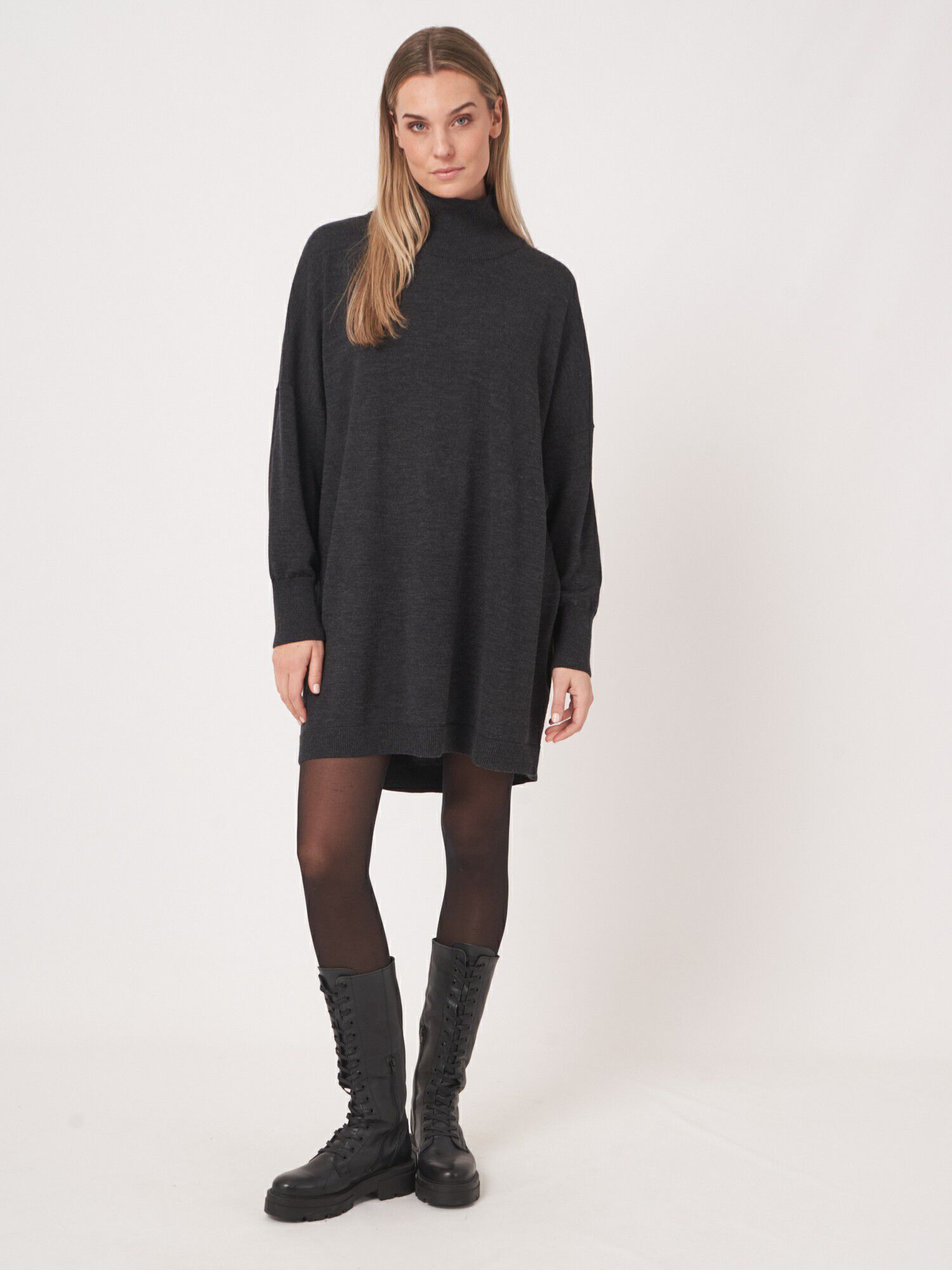 Fijngebreide merinowollen jurk met col en lange pasvorm afbeelding