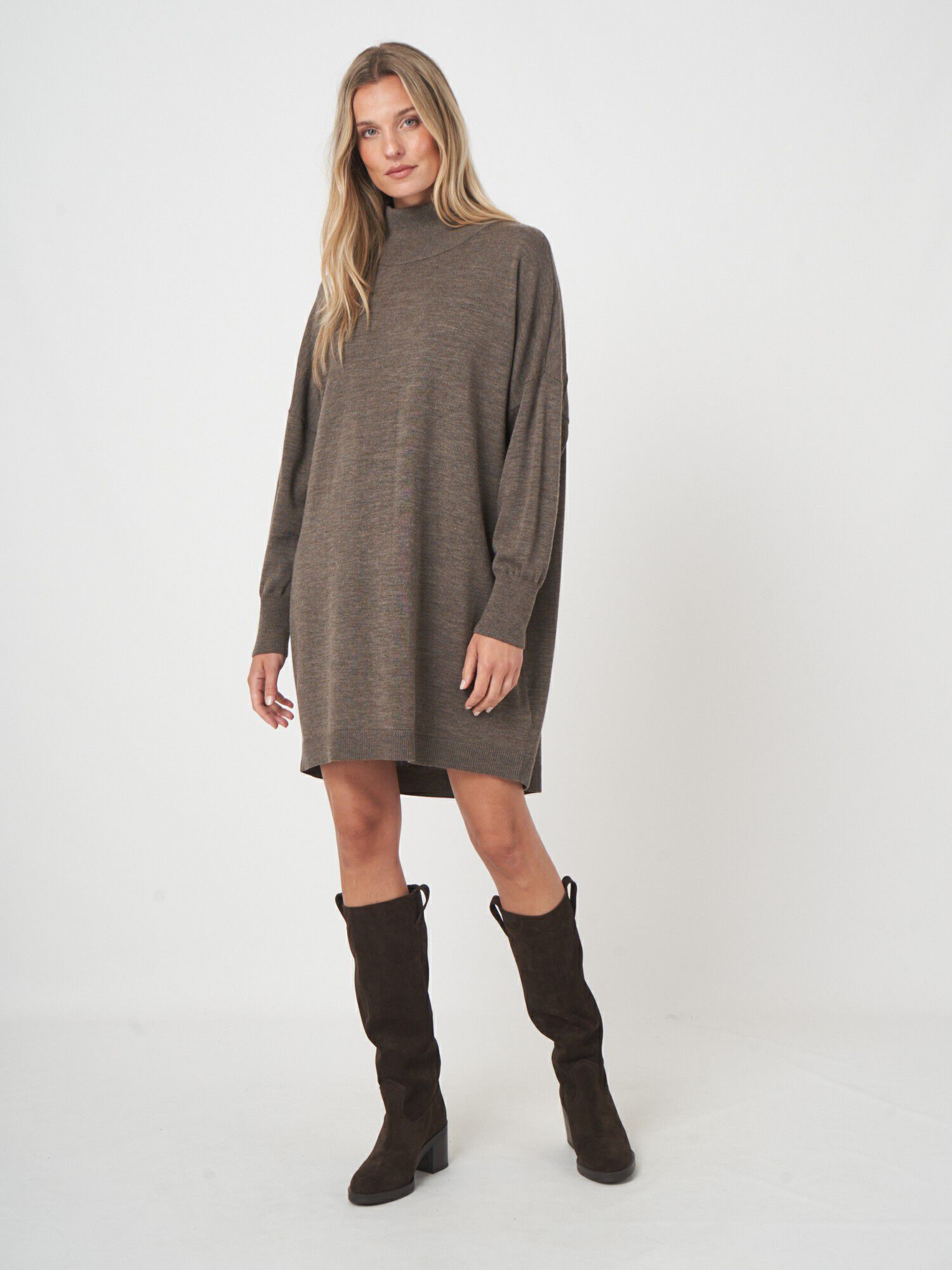 Fijngebreide merinowollen jurk met col en lange pasvorm afbeelding