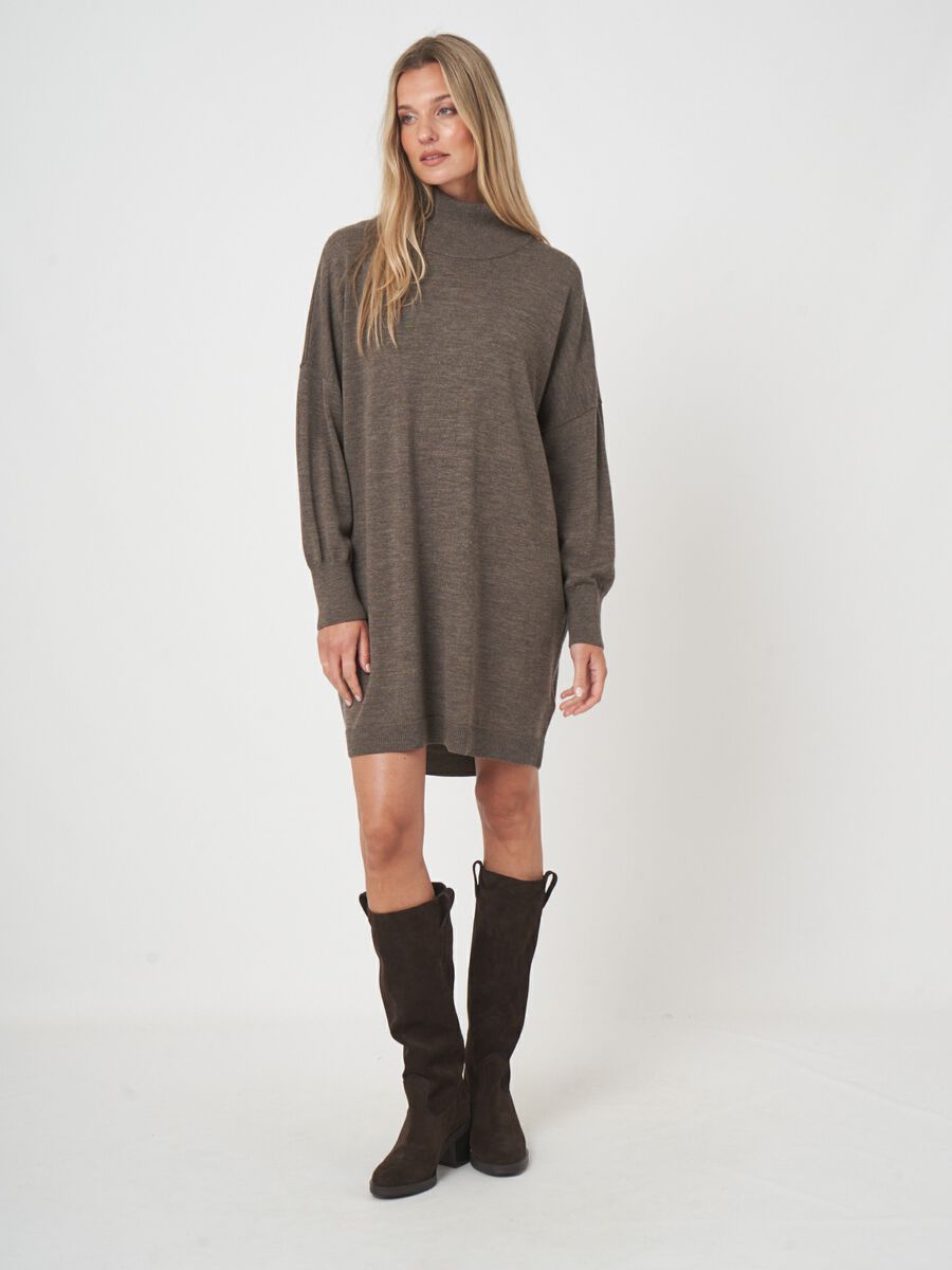 Fijngebreide merinowollen jurk met col en lange pasvorm image number 5