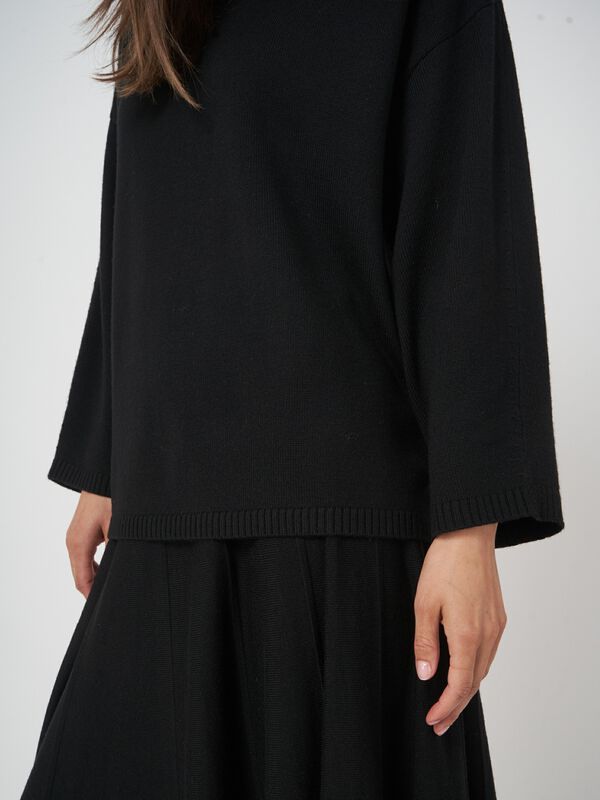 Zachte trui van extra fijne merinowol met brede kraag image number 2