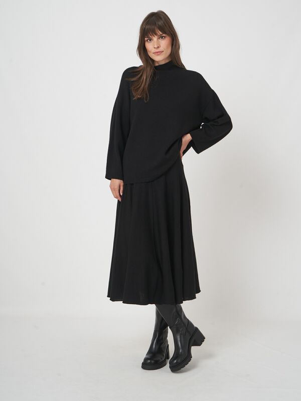 Zachte trui van extra fijne merinowol met brede kraag image number 7