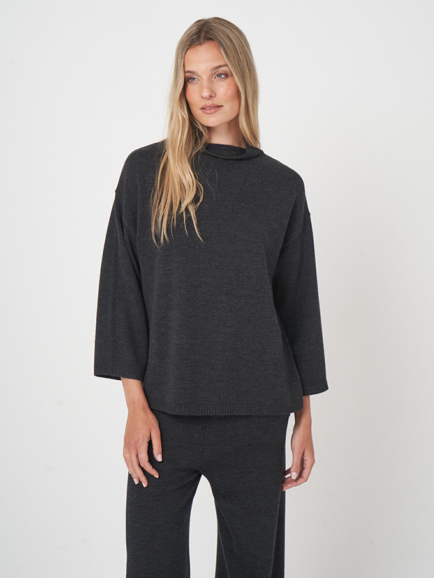 Zachte trui van extra fijne merinowol met brede kraag afbeelding