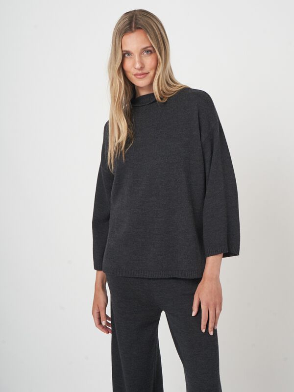 Zachte trui van extra fijne merinowol met brede kraag image number 3