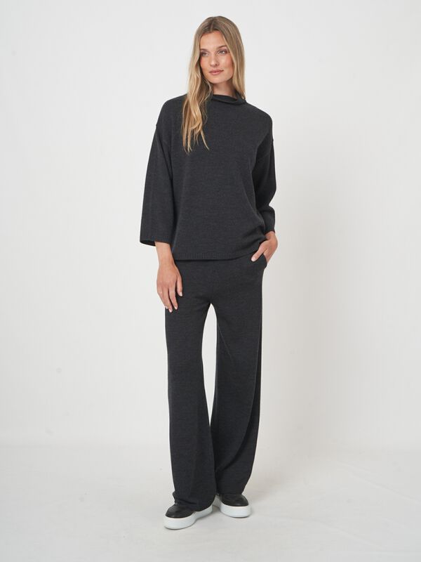 Zachte trui van extra fijne merinowol met brede kraag image number 4