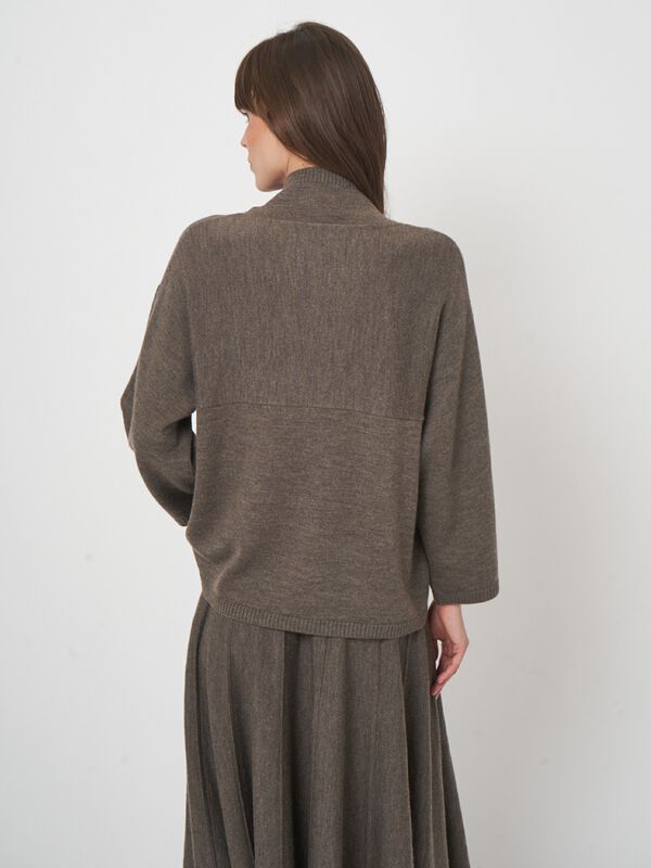 Zachte trui van extra fijne merinowol met brede kraag image number 4