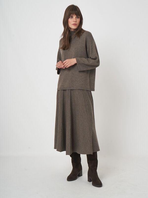 Zachte trui van extra fijne merinowol met brede kraag image number 5